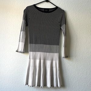 Pull on, navy and white pleated knit dress. Super comfortable and easy to wear!